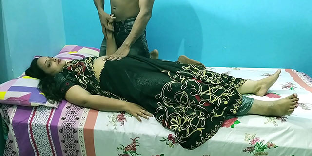 सौतेली दीदी सेक्स कर रही अपने भाई के साथ